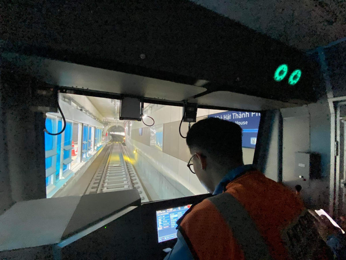 Trong buồng lái điều khiển metro số 1.