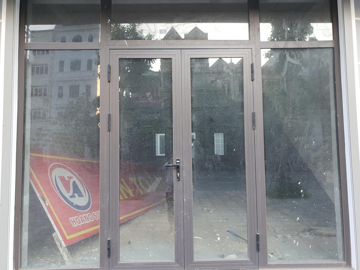 Một số căn shophouse đang hoàn thiện phần thô bên trong.