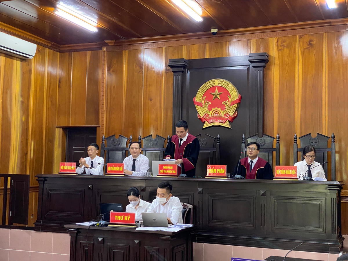 Hội đồng xét xử tuyên án các bị cáo tại phiên toà.