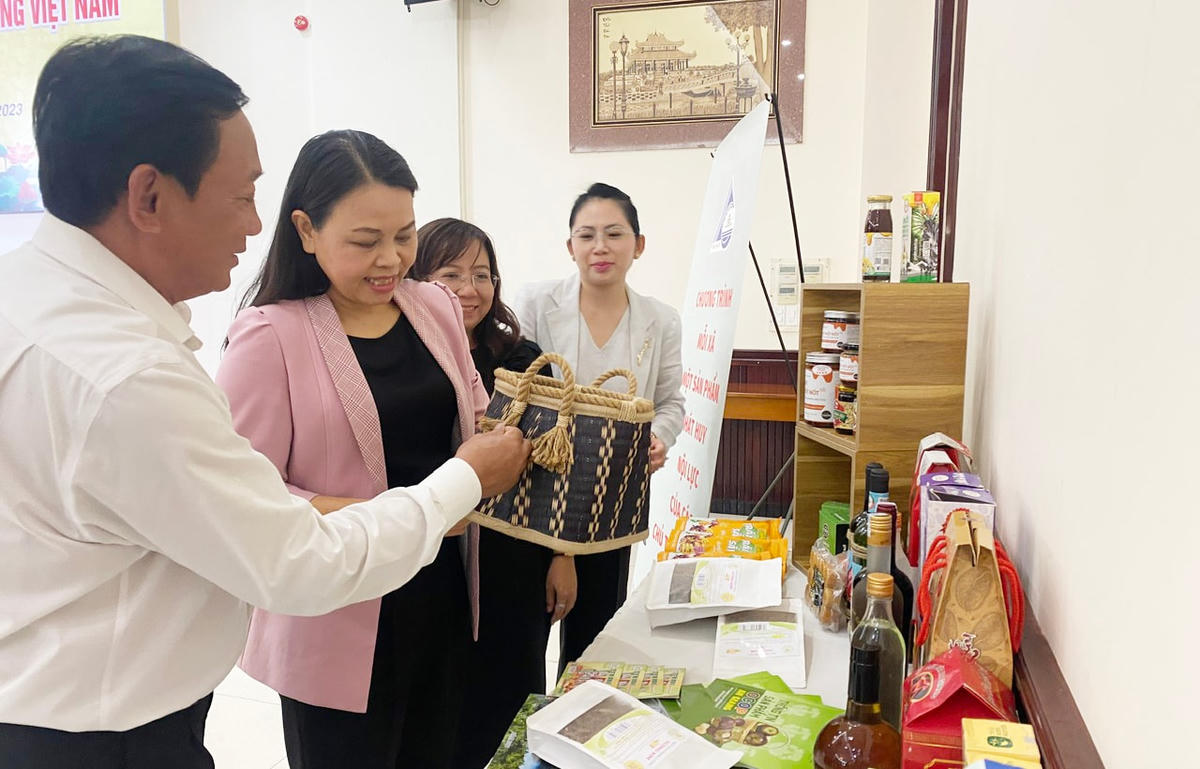 Phó Chủ tịch - Tổng thư ký Nguyễn Thị Thu Hà cùng lãnh đạo tỉnh tham quan gian hàng OCOP chất lượng cao tỉnh An Giang.