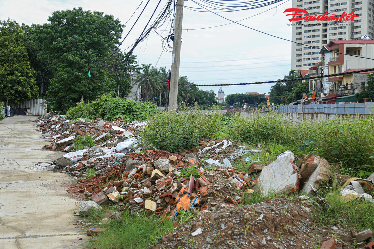 Tiến độ thi công khá chậm, đến nay nhiều đoạn kênh dẫn thi công dang dở, ngập ngụa rác thải.