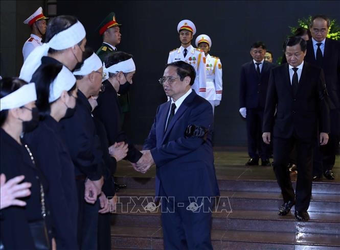 Thủ tướng Chính phủ Phạm Minh Chính chia buồn cùng gia đình đồng chí Nguyễn Khánh. Ảnh: An Đăng/TTXVN.