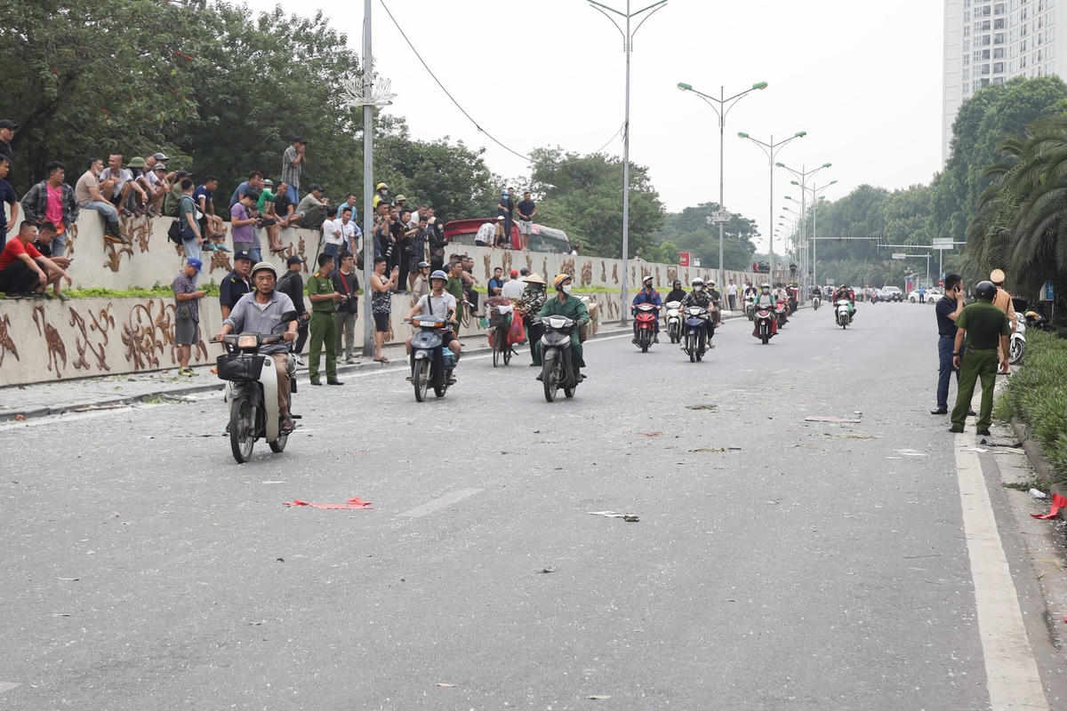 Vụ nổ khiến nhiều người dân hiếu kì đến xem.