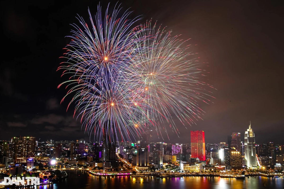 Năm nay, TP HCM tổ chức bắn pháo hoa tại 2 điểm là đầu Đường hầm sông Sài Gòn (phường Thủ Thiêm, TP Thủ Đức) và tại Công viên Văn hóa Đầm Sen. Ảnh: Hữu Khoa/ Dân trí. 
