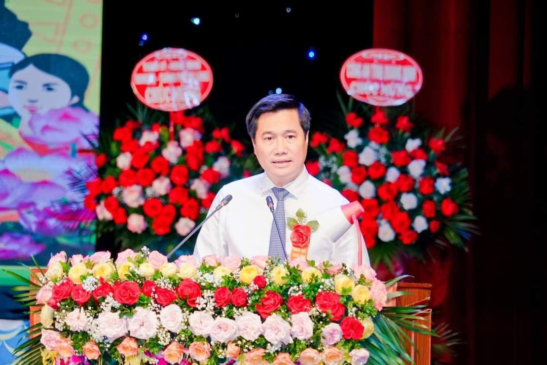 Phó Bí thư Tỉnh ủy, Chủ tịch UBND tỉnh Quảng Ninh Nguyễn Tường Văn ghi nhận, biểu dương những thành tích mà cán bộ và nhân dân phường Hồng Gai đã đạt được trong phong trào "Toàn dân bảo vệ an ninh Tổ quốc".