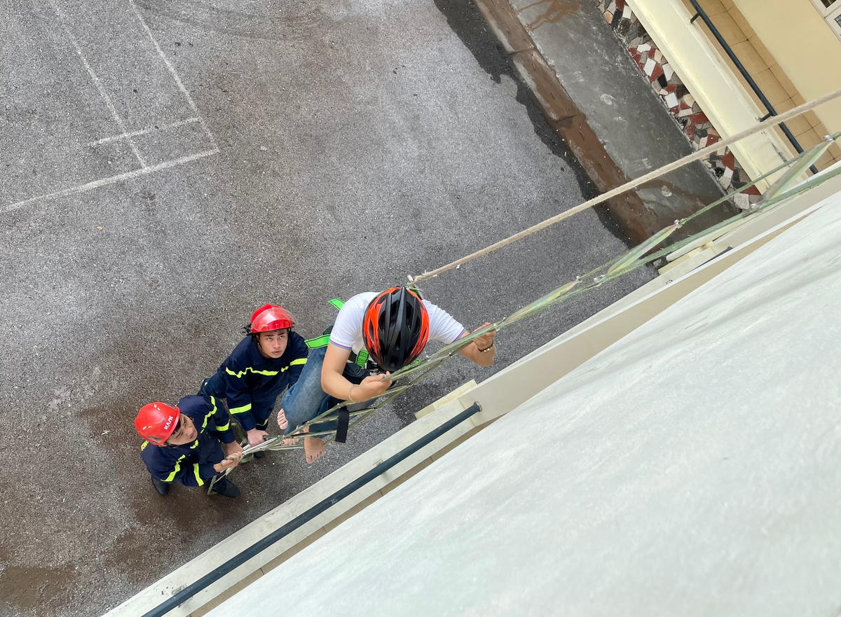 Tất cả các hoạt động trải nghiệm đều có sự hướng dẫn và giám sát chặt chẽ của các cán bộ, chiến sỹ PCCC&CNCH.