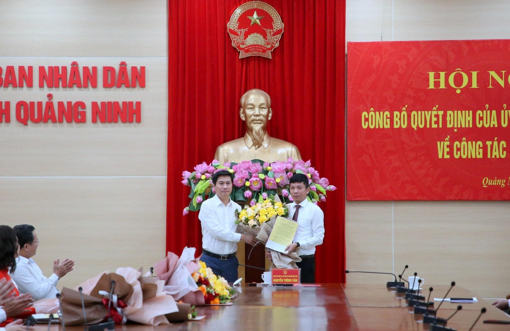 Chủ tịch UBND tỉnh Quảng Ninh trao quyết định về việc điều động và bổ nhiệm có thời hạn ông Trần Việt Phương giữ chức vụ Phó Giám đốc Ban Quản lý dự án đầu tư xây dựng các công trình nông nghiệp và phát triển nông thôn tỉnh Quảng Ninh. Ảnh: QMG.