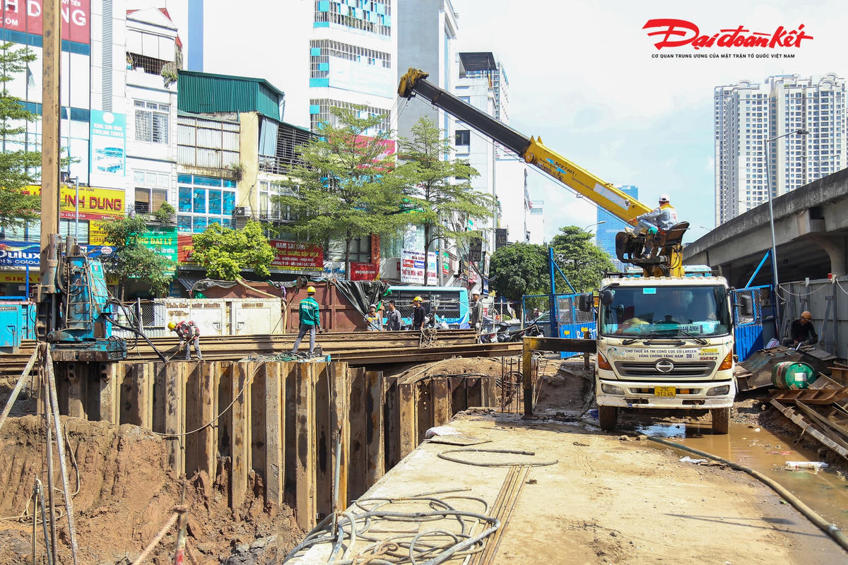 Ông Hồ Đức Phúc, Giám đốc điều hành liên danh nhà thầu của dự án hầm chui Lê Văn Lương cho biết, dự án hầm chui Lê Văn Lương được chia thành 3 giai đoạn. Giai đoạn 1 hiện đã hoàn thành, còn giai đoạn 2 cũng đã thi công xong 3/5 đốt hầm kín. Việc hoàn thành thi công xong 3 đốt hầm kín được coi là bản lề phục vụ cho việc thi công giai đoạn 3.