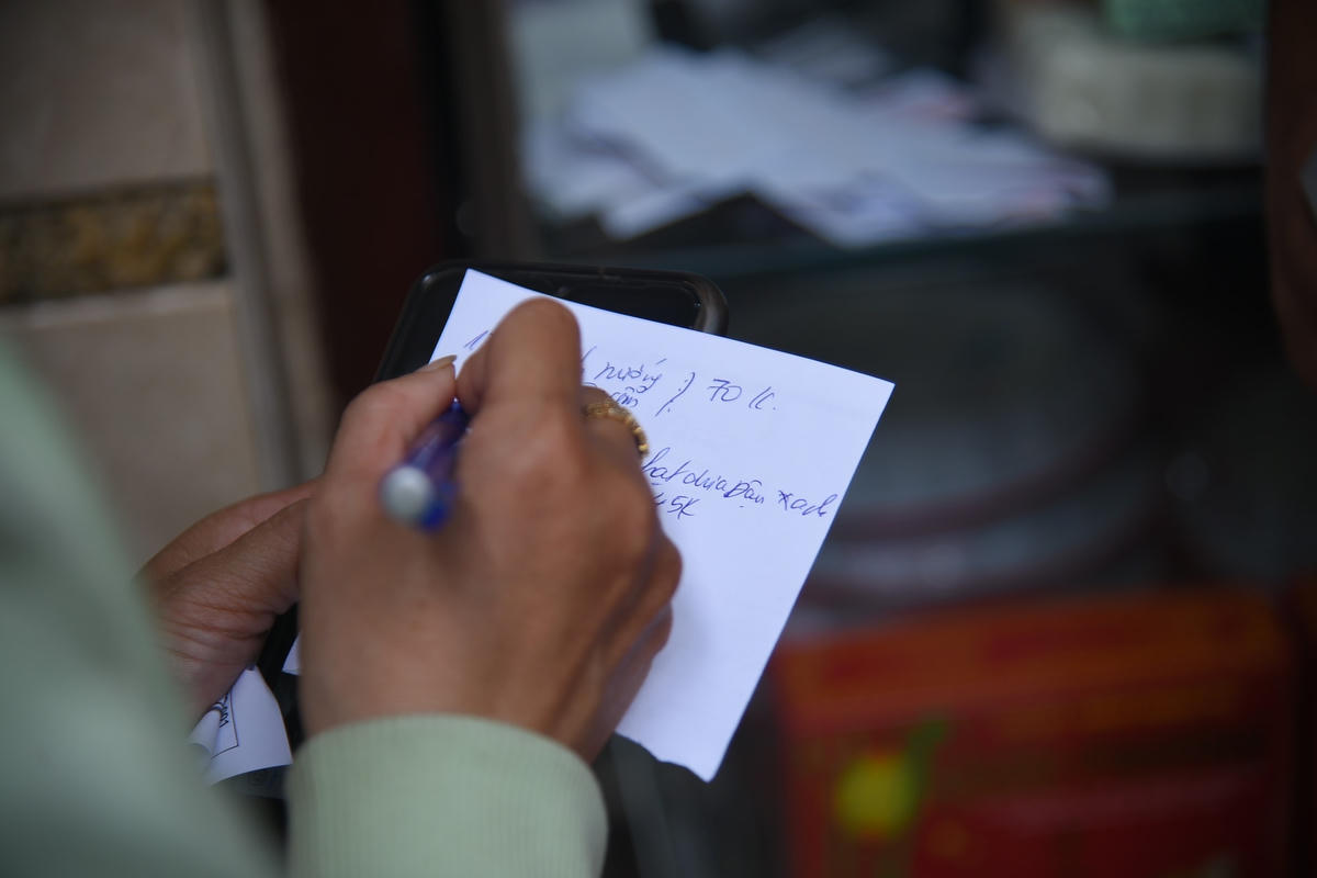 Thậm chí, nhiều người mua bánh với số lượng lớn phải sử dụng giấy để tránh mua nhầm.