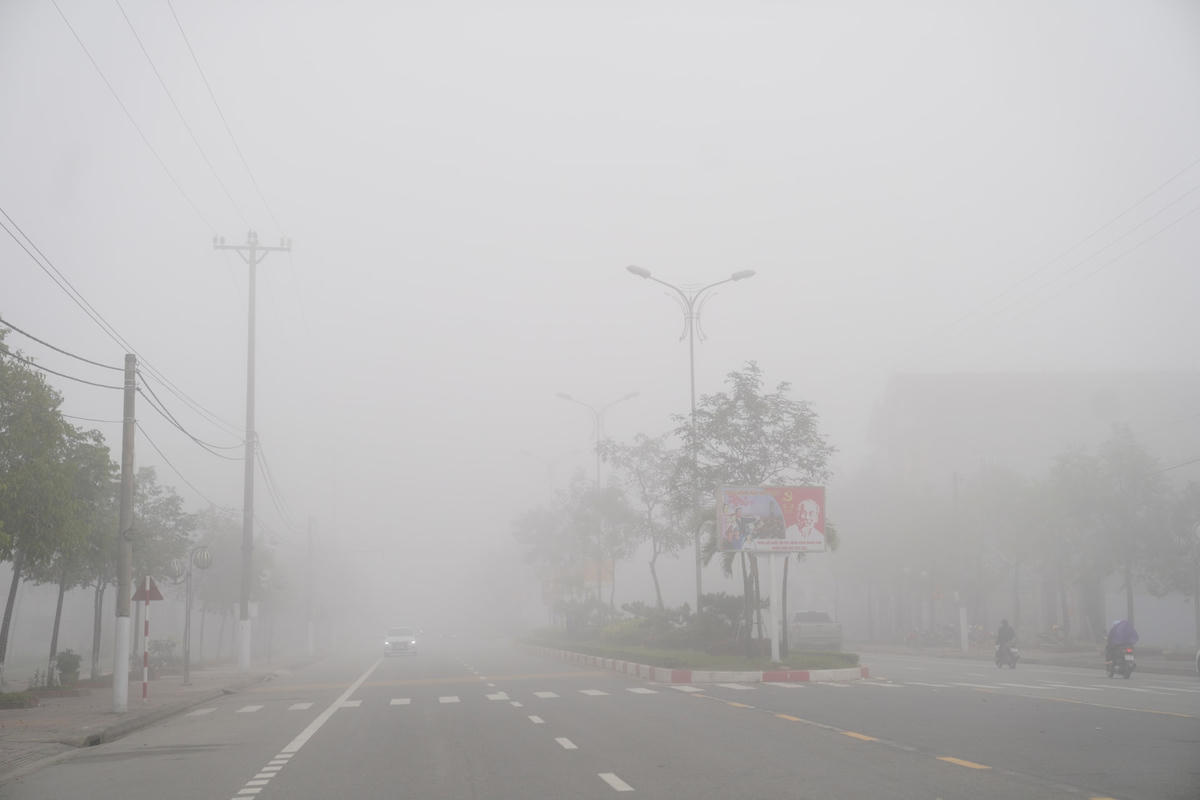 Thành phố Hà Tĩnh chìm trong làn sương mù dày đặc, thời điểm sương mù dày nhất vào khoảng 6-7h sáng, các tuyến đường được phủ một màu trắng xoá.