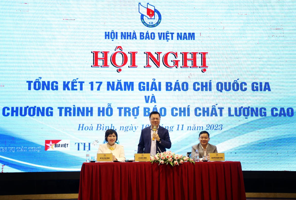 Các đại biểu chủ trì hội nghị.