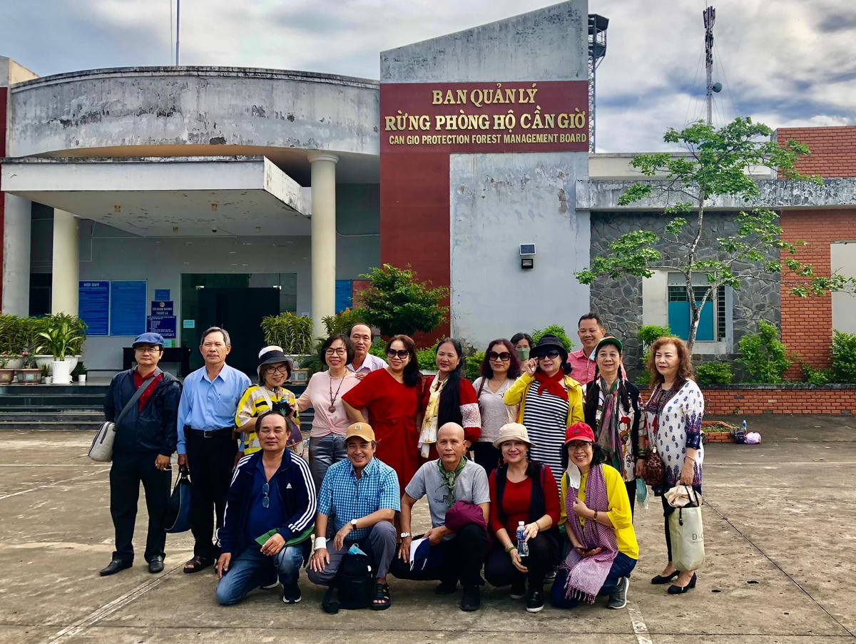 Đoàn nhà văn TP HCM trong một chuyến đi thực tế ở Cần Giờ, năm 2021. Ảnh: Nguyên Hùng.  