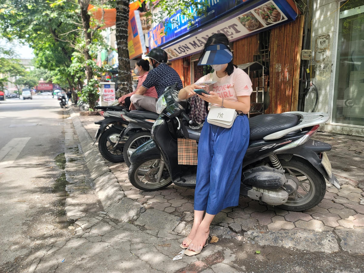 Thi THPT quốc gia 2023: Muôn kiểu đợi chờ của phụ huynh