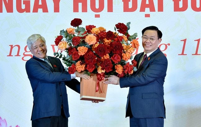 Chủ tịch Ủy ban Trung ương MTTQ Việt Nam Đỗ Văn Chiến tặng hoa chúc mừng GS. TS, Nhà giáo Vương Đình Huệ nhân kỷ niệm Ngày Nhà giáo Việt Nam 20/11/ Ảnh: Lâm Hiển.