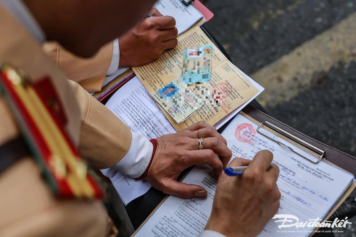 Anh C.V.N (sinh năm 1994; ở Ninh Bình), lái xe limousine bị xử phạt lỗi dừng đón trả khách sai quy định, cho biết, ngoài việc bị xử phạt và tạm giữ giấy phép lái xe, anh được tổ công tác tuyên truyền về việc phải đón trả khách đúng giờ, đúng nơi quy định, không gây ảnh hưởng đến giao thông phố cổ.