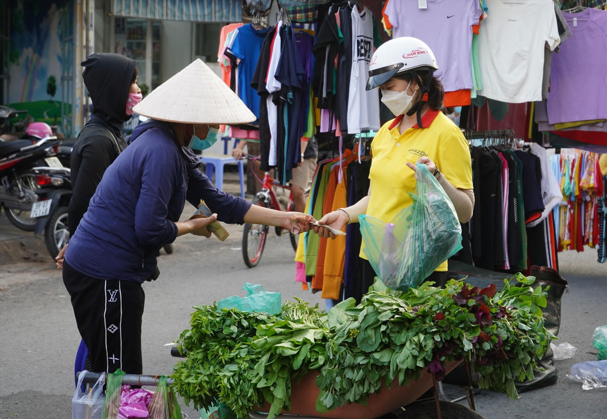 Với mức lương hiện tại, nhiều người lao động phải rất chắt chiu mới đủ đảm bảo cuộc sống. Nguồn ảnh: Laodong.