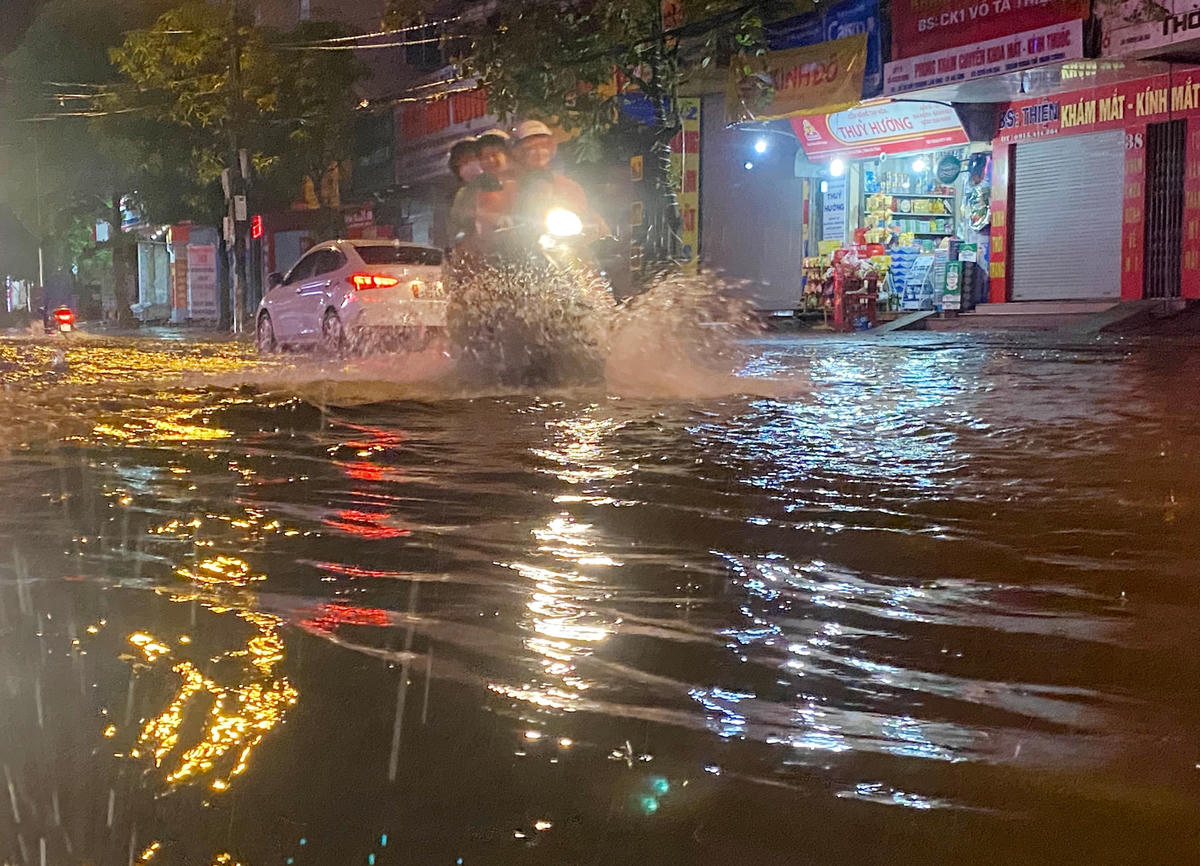 Theo cảnh báo của cơ quan chức năng, với lưu lượng mưa lớn như hiện nay trên địa bàn thành phố Hà Tĩnh, người dân lưu ý khi lưu thông trên đường, không ra khỏi nhà khi không có việc cần thiết.
