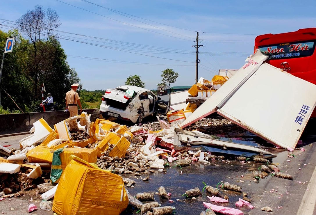 Nhiều hàng hoá trên xe tải chở hàng đông lạnh bị rơi vãi xuống đường.