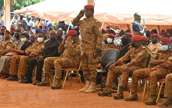 Đại uý Ibrahim Traore (thứ 3, phải, hàng đầu) tại một sự kiện ở Ouagadougou, Burkina Faso, ngày 8/10/2022. (Ảnh: AFP/TTXVN).