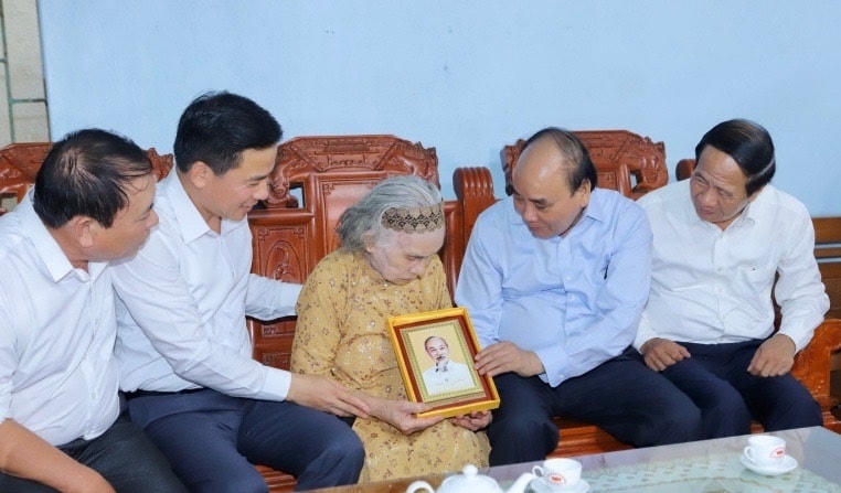 Chủ tịch nước tặng Mẹ Việt Nam Anh hùng Lê Thị Ình bức tranh Bác Hồ.