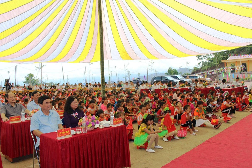 Đông đảo các đại biểu, thầy cô giáo và học sinh tới tham dự buổi Lễ khánh thành và trao tặng công trình Trường Phổ thông Dân tộc bán trú Tiểu học – Trung học cơ sở xã Vàng Đán.