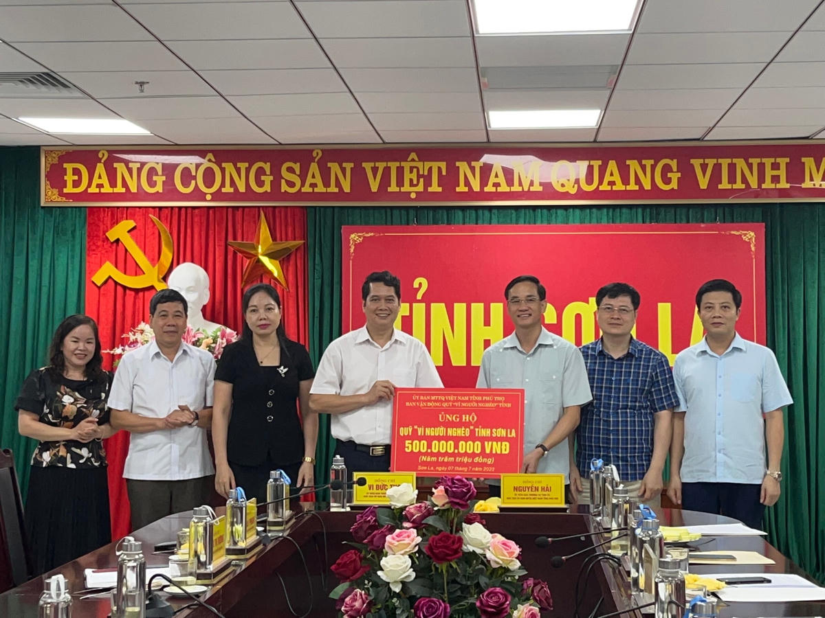 Ông Nguyễn Hải, Chủ tịch Ủy ban MTTQ tỉnh Phú Thọ trao tặng 500 triệu đồng ủng hộ Quỹ “Vì người nghèo” tỉnh Sơn La.
