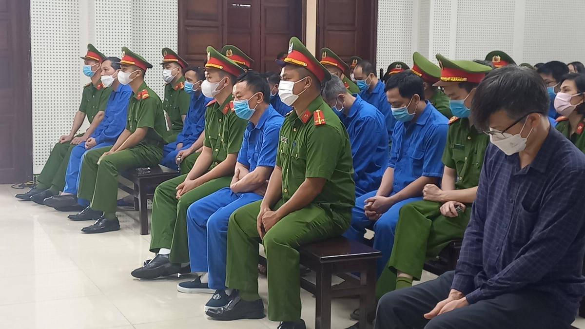 Sau 5 ngày làm việc, chiều ngày 25/4, TAND tỉnh Quảng Ninh đã tuyên án sơ thẩm 28 bị cáo trong vụ án xảy ra tại Công ty CP Quản lý đường sông số 3 với tổng số mức án lên tới 200 năm tù.