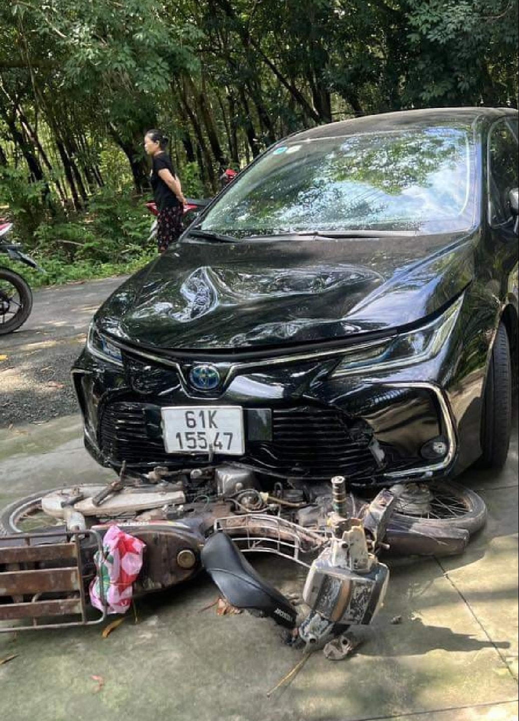 Xe ô tô ủi xe máy đi khoảng 2 km mới dừng lại - Ảnh: CA