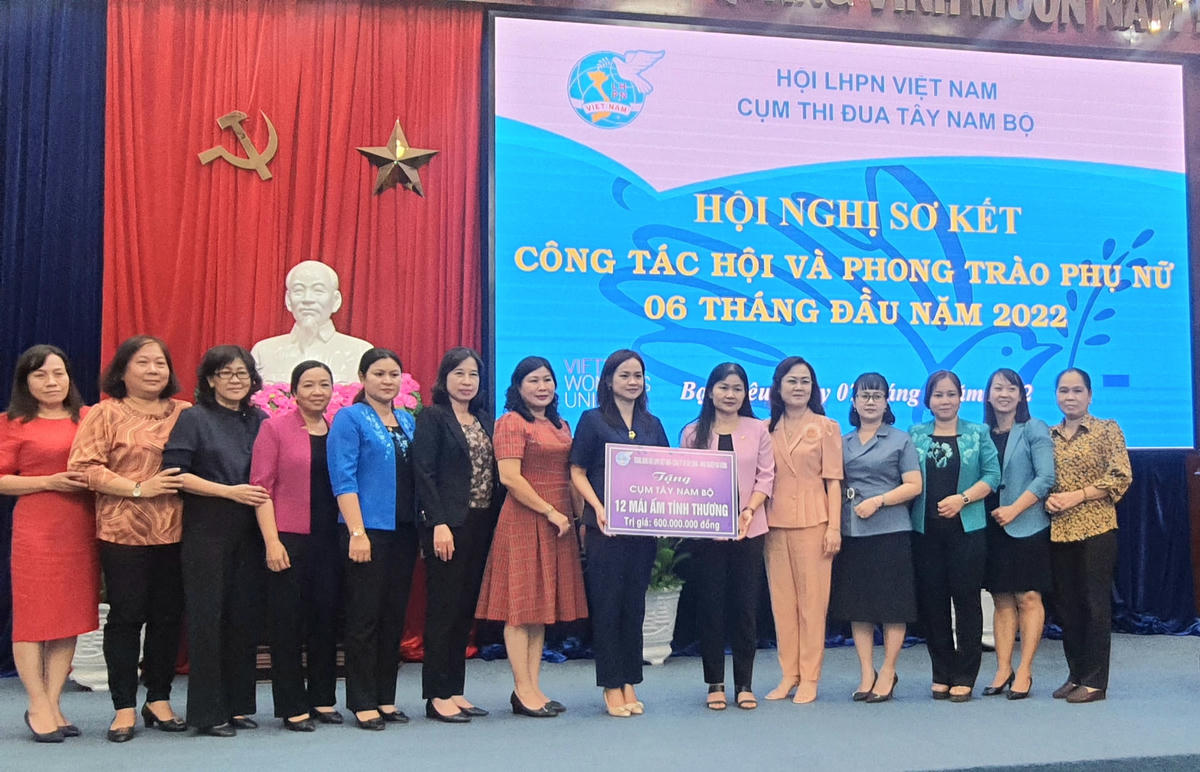 Trung ương Hội LHPN Việt Nam đã tặng Cụm thi đua các tỉnh Tây Nam Bộ 12 căn nhà mái ấm tình thương.