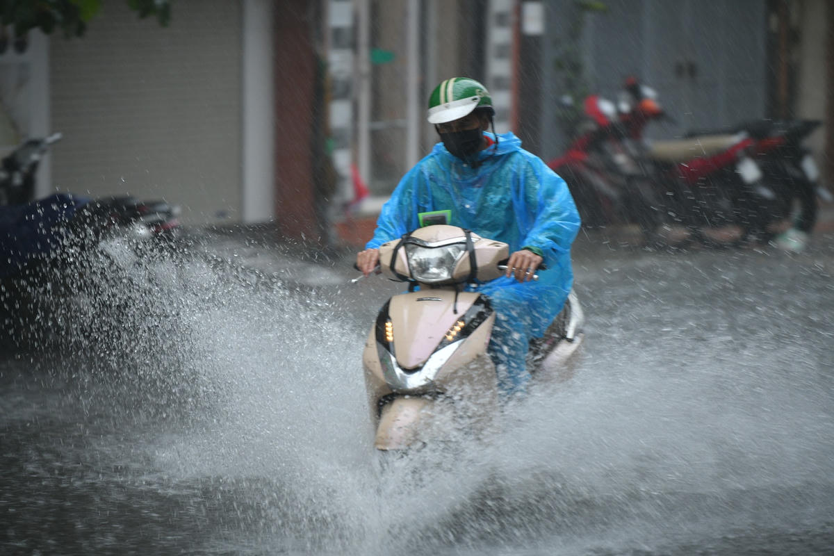 Hà Nội mưa 'trắng trời' gây ngập úng cục bộ