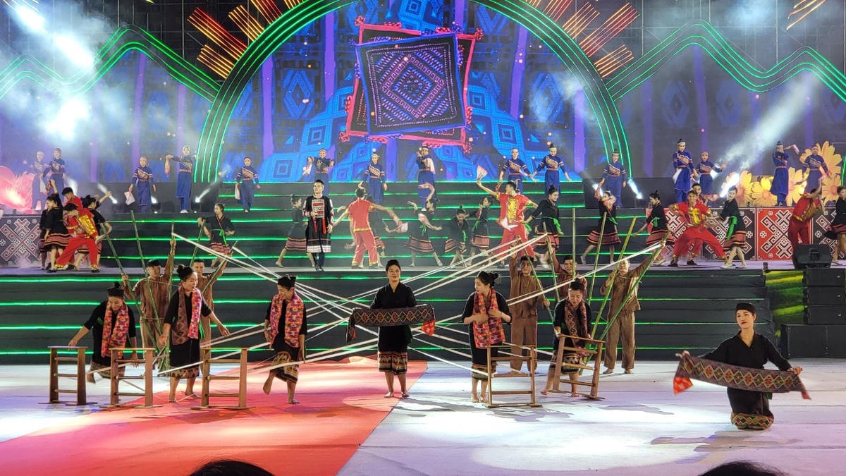 Rộn ràng sắc màu Ngày hội văn hóa các dân tộc rất ít người