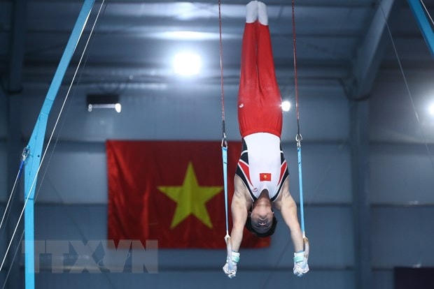 Nguyễn Văn Khánh Phong thực hiện bài thi vòng treo đạt 14.200 điểm. (Ảnh: Hoàng Linh/TTXVN).