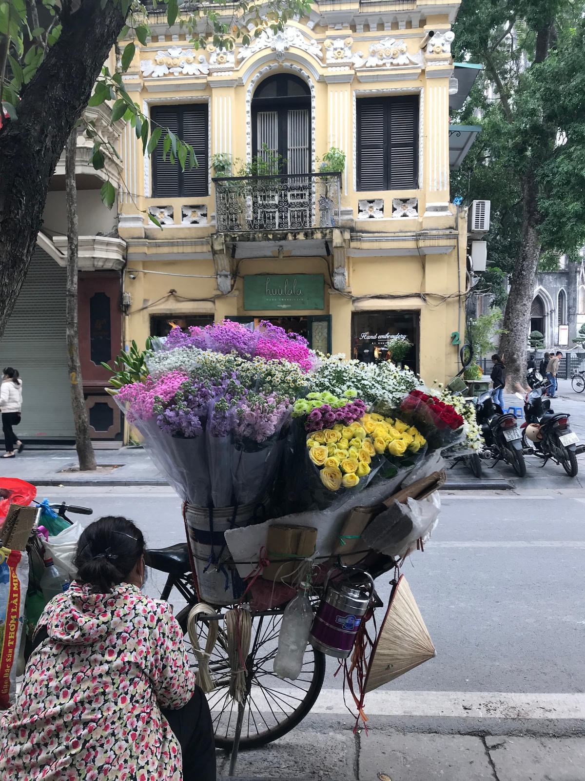Hình ảnh những chiếc xe đạp chở hoa tạo nên sự bình yên của Hà Nội.  