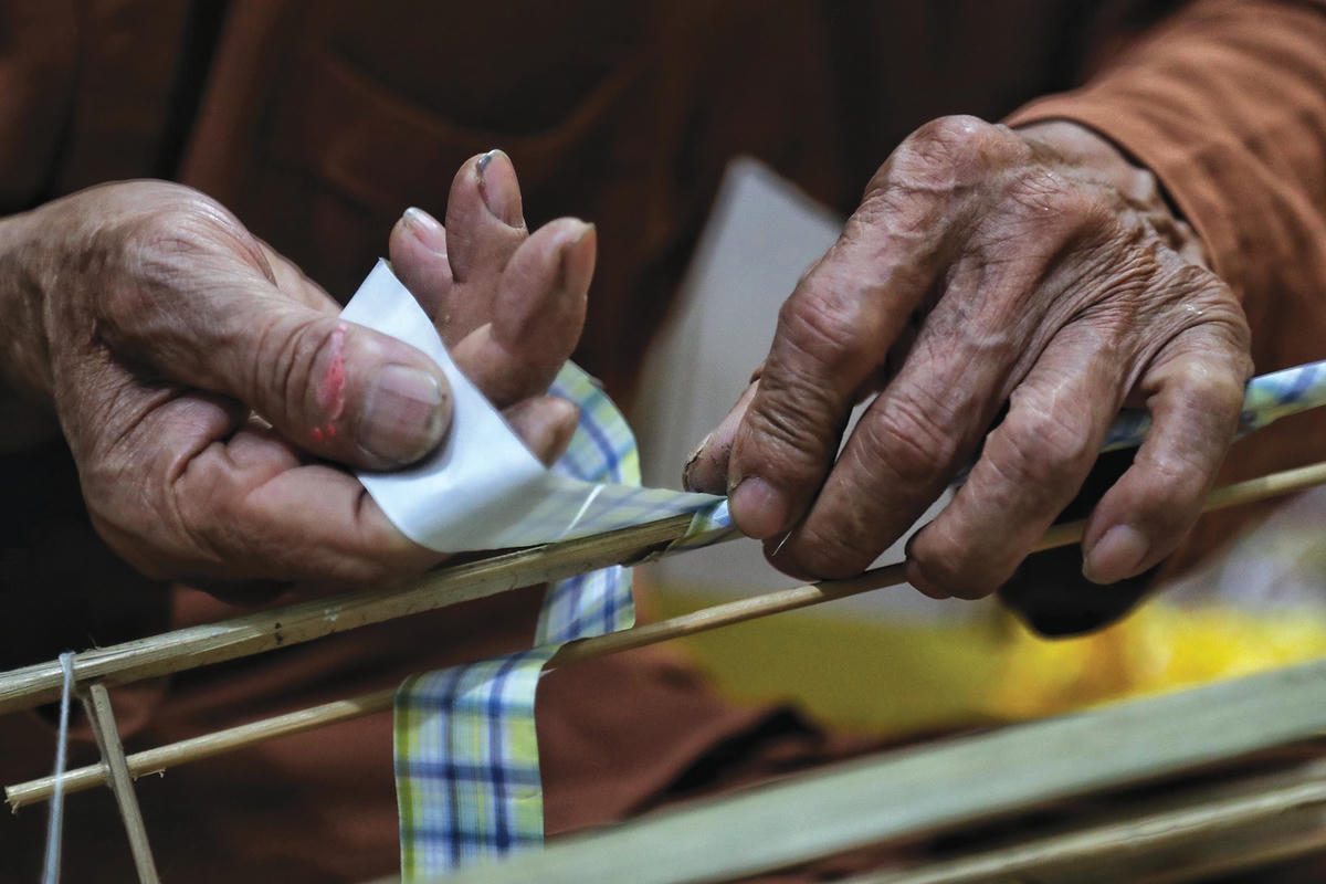 Tạo hình dán trên mặt đèn.