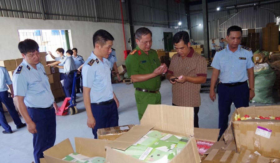 Lực lượng chức năng tỉnh Hà Nam kiểm tra tại Công ty TNHH khoa học kỹ thuật Vĩnh Phát.