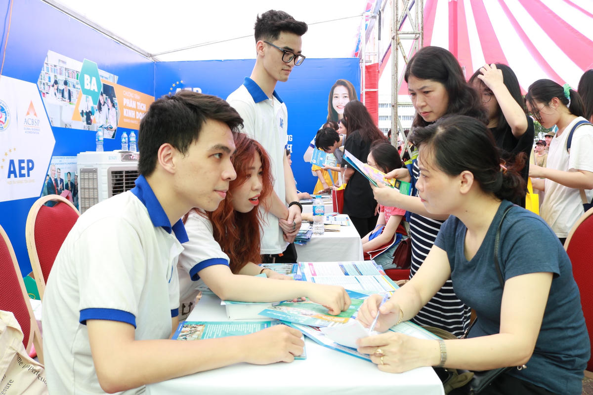 Trường đại học tư vấn tuyển sinh cho phụ huynh và thí sinh.