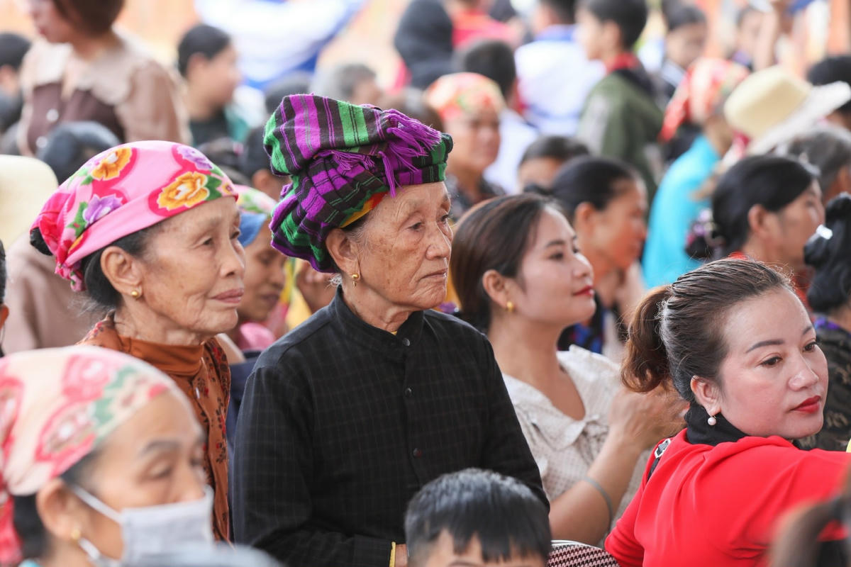 Đông đảo người dân xã Mường Sang đến tham dự ngày hội Đại đoàn kết toàn dân tộc.
