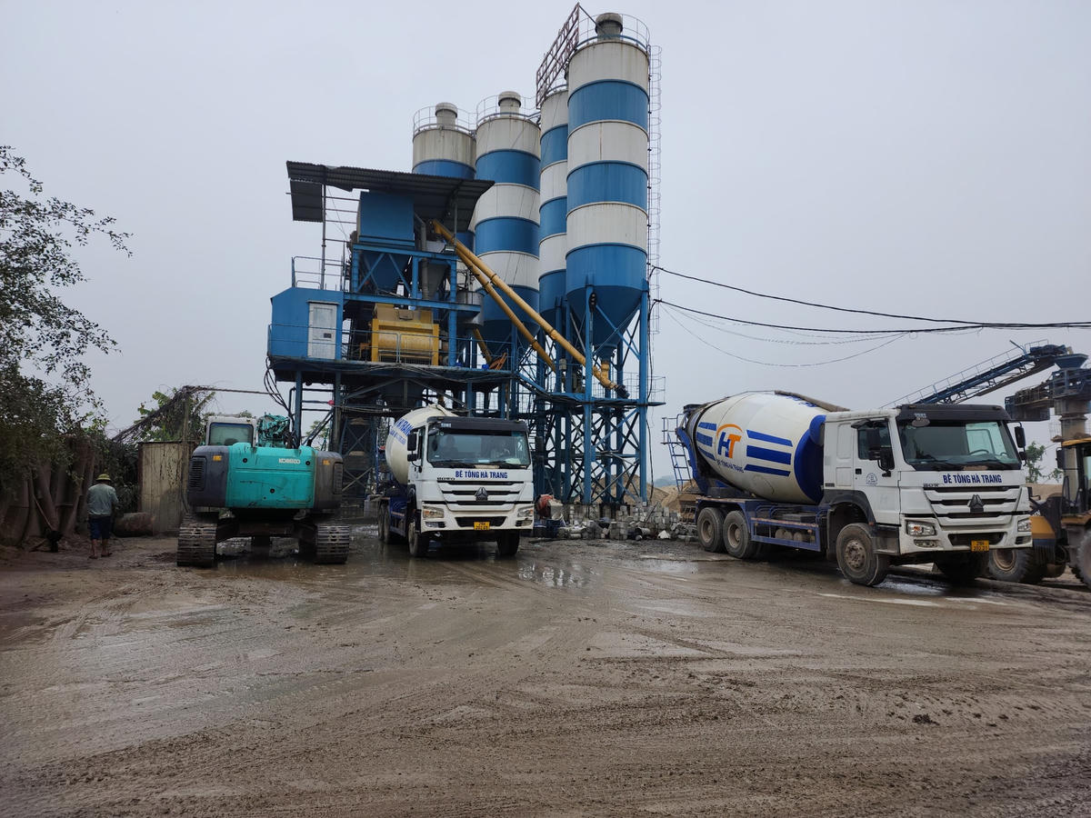 Dù đã hết giấy phép 2 năm nay, nhưng trạm trộn bê tông của Công ty TNHHKinh doanh vật tư và vận chuyển Hà Trang vẫn ngang nhiên hoạt động và có dấu hiệu xả thải gây ô nhiễm môi trường