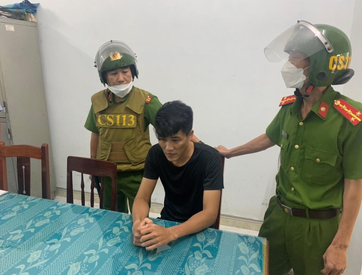 Cảnh sát 113 khống chế đối tượng Nguyễn Khái Cường.
