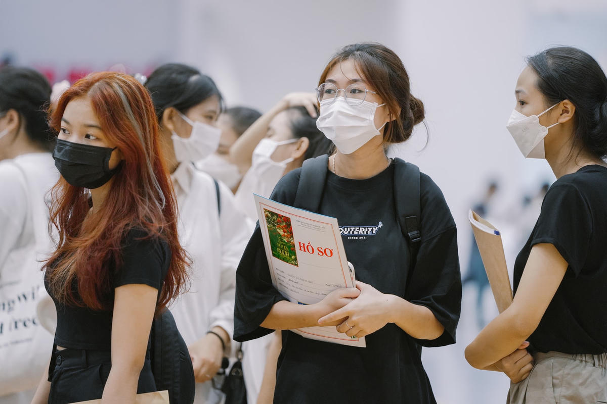 Thí sinh làm thủ tục nhập học tại mùa tuyển sinh năm 2022.