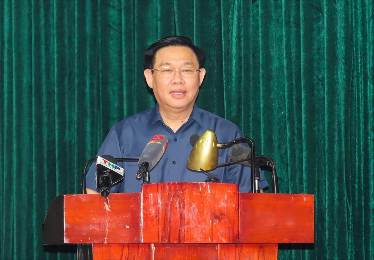 Chủ tịch Quốc hội Vương Đình Huệ phát biểu tại buổi tiếp xúc cử tri.
