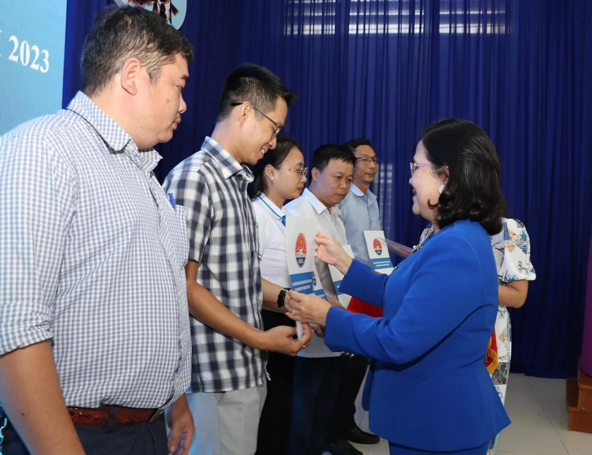 Trao Chứng chỉ Bồi dưỡng kỹ năng, nghiệp vụ công tác Mặt trận cho các học viên sau khoá học.  