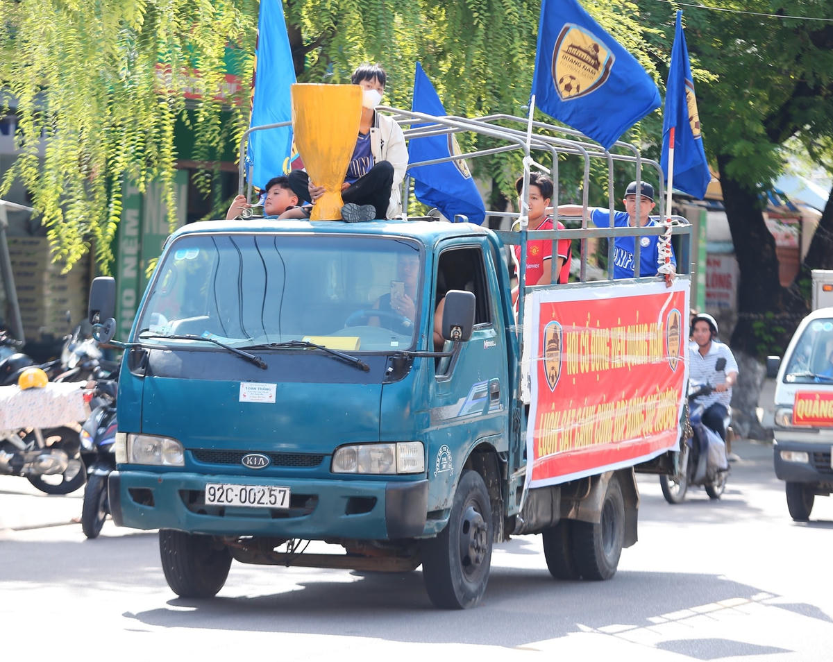 Người hâm mộ xứ Quảng cổ vũ bằng câu khẩu hiệu.