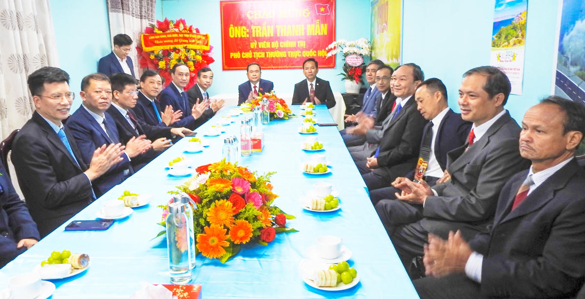 Phó Chủ tịch Thường trực Quốc hội Trần Thanh Mẫn và Phó Chủ tịch UBTƯ MTTQ Việt Nam Phùng Khánh Tài chúc mừng Giáng sinh 2022 Tổng hội Truyền giáo Cơ đốc Việt Nam tại Đà Nẵng. Ảnh: Thanh Tùng.