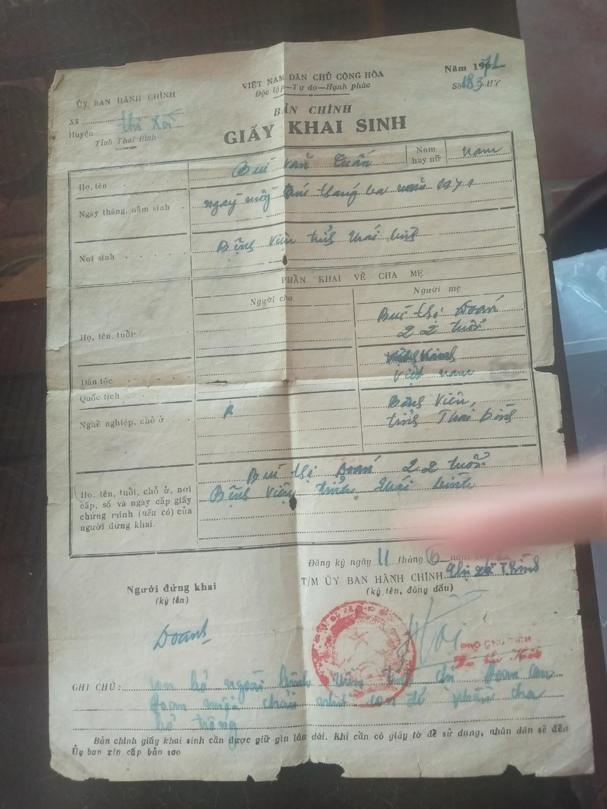 Tờ giấy khai sinh của cháu bé yểu mệnh được sư cô Thích Đàm Đoán giữ từ năm 1971.