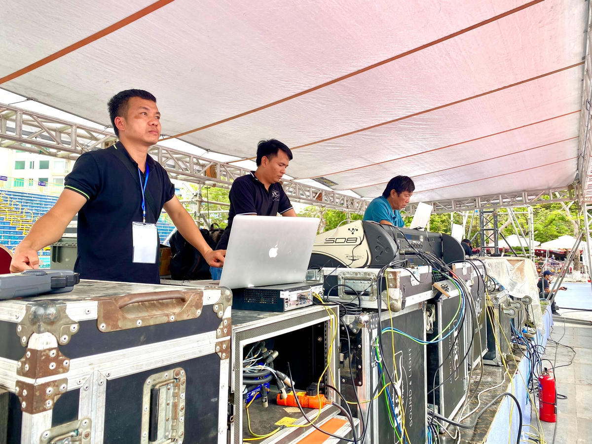  Ê - kip sản xuất chương trình tập trung hoàn thiện về mặt nội dung, hình ảnh, kỹ thuật để bảo đảm lễ hội diễn ra thành công tốt đẹp. Theo Tổng đạo diễn Vũ Hải, điểm nhấn của Lễ hội Hoa phượng đỏ  - Hải Phòng 2022 là chương trình Đêm hội “Hải Phòng - Điểm đến thành công”. Đến thời điểm này, tất cả các khâu từ âm thanh, ánh sáng, khán đài…đã được chuẩn bị sẵn sàng. Chiều nay (13/5) là buổi tập luyện cuối cùng có sự tham gia của các hoa hậu, người đẹp cùng với 500 diễn viên và các ca sĩ nổi tiếng.