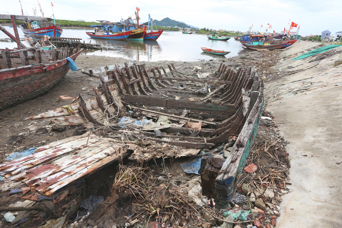 Tại khu neo đậu ở cảng Cửa Sót (xã Thạch Kim, huyện Lộc Hà, tỉnh Hà Tĩnh), những tàu cá hư hỏng, mục nát nằm ngổn ngang. Sau khi không còn sử dụng, người dân kéo tàu vào bờ, tháo máy móc và vứt bỏ lại thân tàu. 