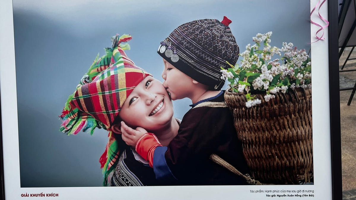 Hạnh phúc của mẹ sau giờ đi nương. Ảnh: Nguyễn Xuân Hồng