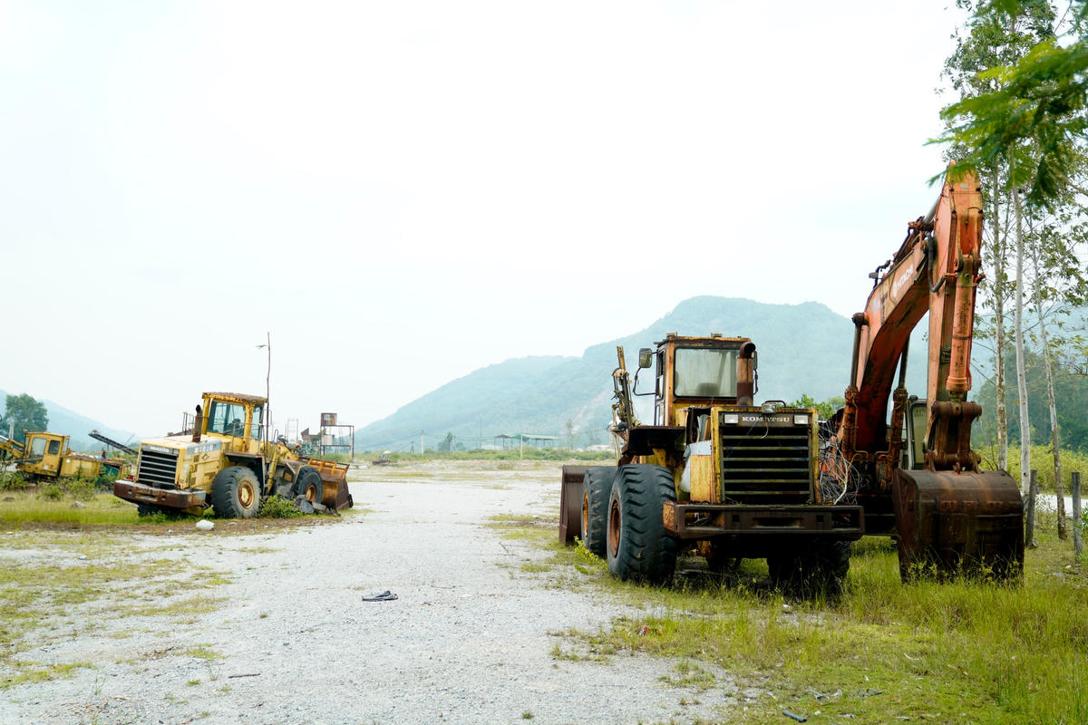 Hàng loạt phương tiện, thiết bị máy móc hoang phế nằm la liệt xung quanh công trường của HTX khai thác đá Tân Hồng. 