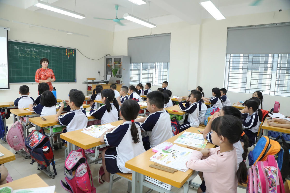 giao-vien-dung-lop.jpg